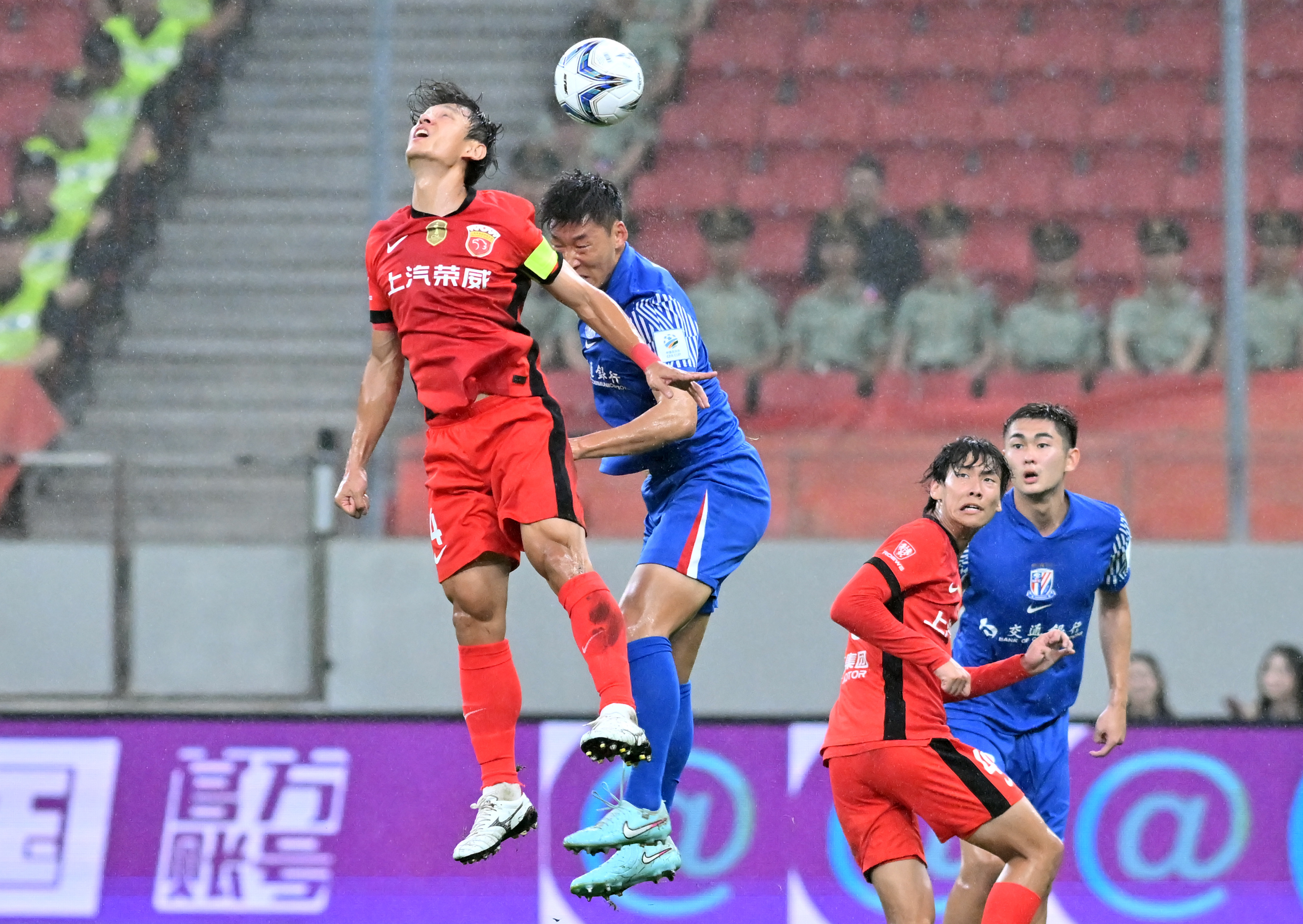 国际比赛日西甲焦点战,上海海港迎来里程碑,气氛紧张,轮换策略成焦点的简单介绍 国际比赛日西甲焦点战,上海海港迎来里程碑,气氛紧张,轮换策略成焦点的简单介绍